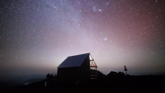 夜间的山间小屋大气延时天空小屋