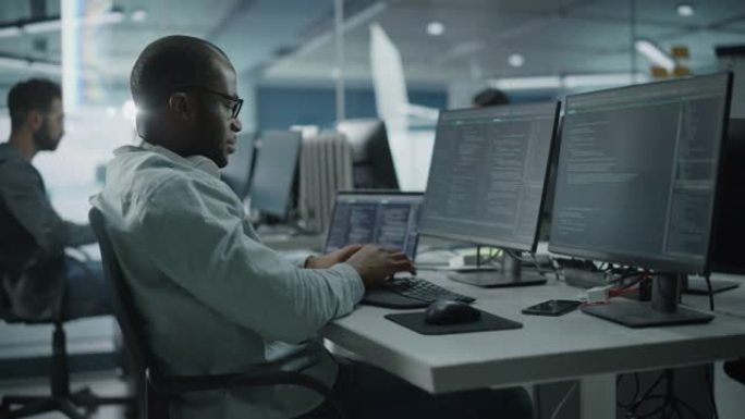 正宗办公室: 热情的黑色IT程序员开始在台式计算机上工作。男性网站开发者，软件工程师开发应用程序，视