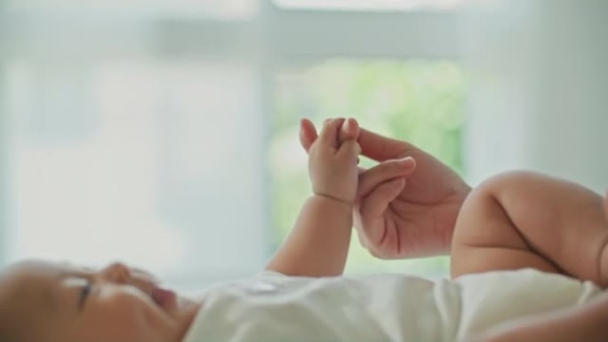 新生婴儿握着母亲的手