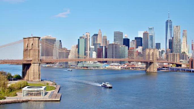 纽约市的现代未来天际线。曼哈顿金融区。布鲁克林大桥和布鲁克林大桥公园。东河。渡船。