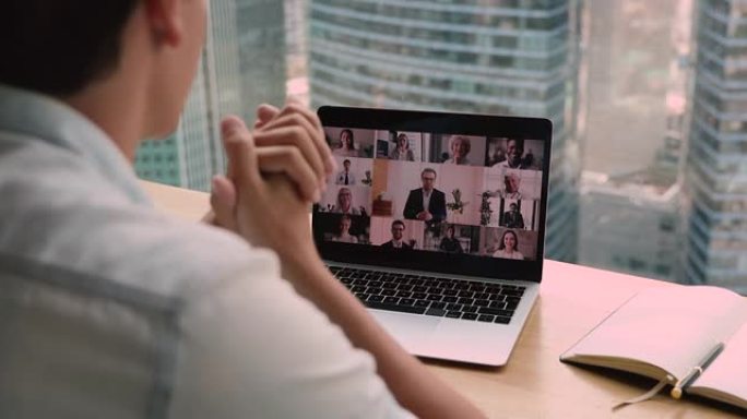 参与视频会议谈判的商人肩膀笔记本电脑视图合作伙伴