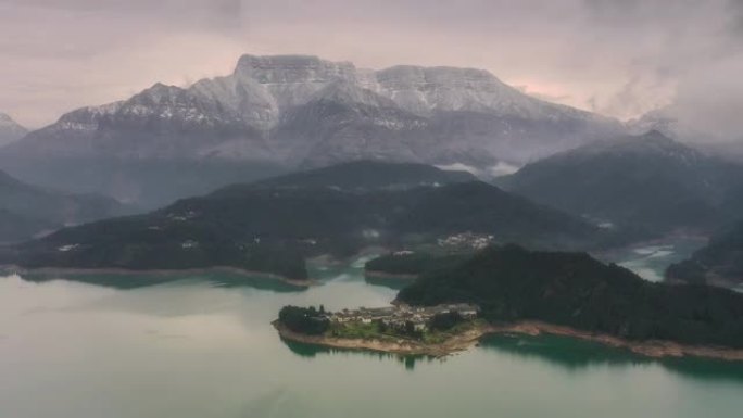 湖村旁的群山被第一场雪覆盖