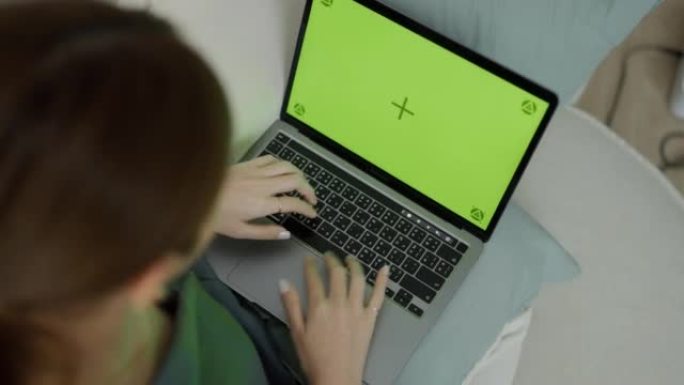 使用笔记本电脑的色度关键女性。