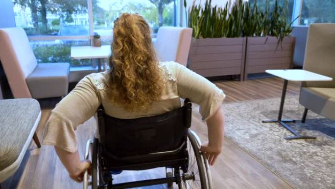 女性在自走式轮椅上的后视图