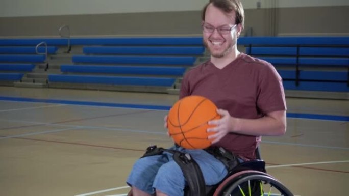 残疾青年打轮椅篮球