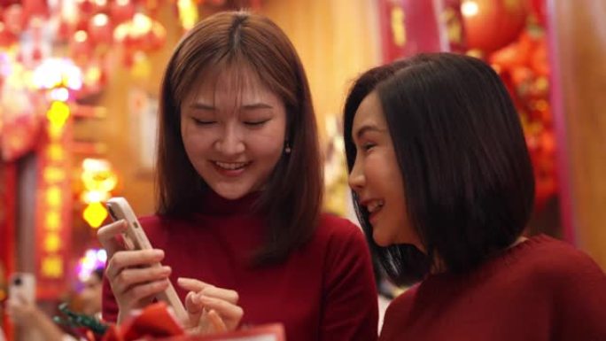快乐的家庭在中国新年许愿。