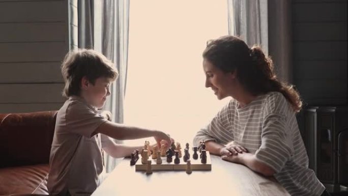 小男孩喜欢和妈妈学习下棋。