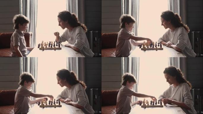 小男孩喜欢和妈妈学习下棋。