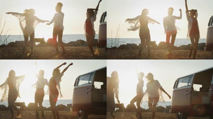 刚乘坐小型货车抵达的年轻多民族女友的慢动作很高兴开始他们的假期，并在日落时分与大海的海滩上玩得开心。