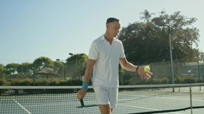 男子网球运动员用自己的网球拍击球