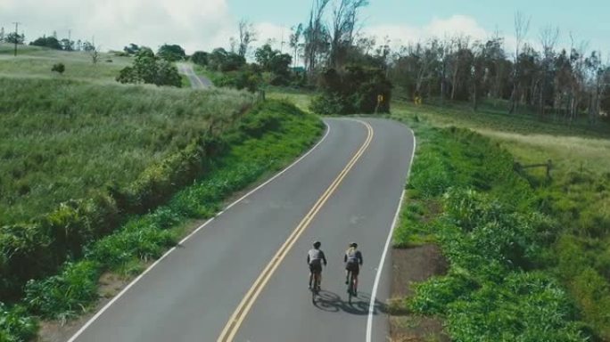 骑自行车者道路自行车的鸟瞰图