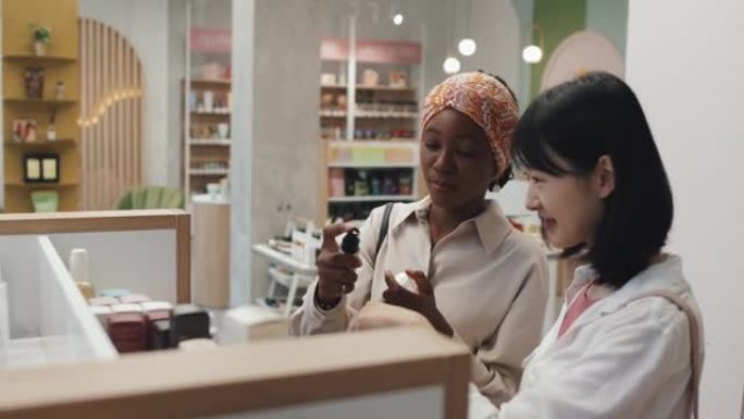 两名年轻女性在超市测试新的护肤品