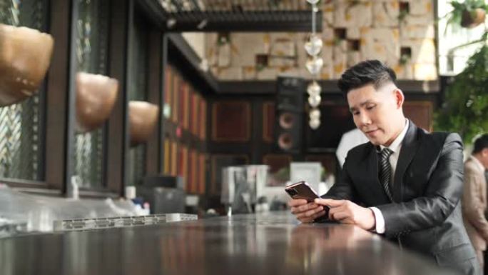 商人在手机上使用成功人士玩手机看手机