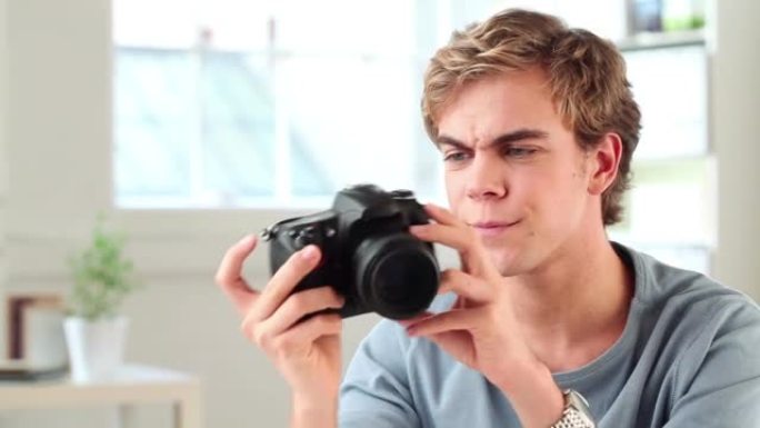 一位年轻摄影师的4k视频镜头对他的相机感到恼火