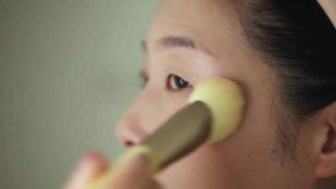 亚洲女性在家化妆特写