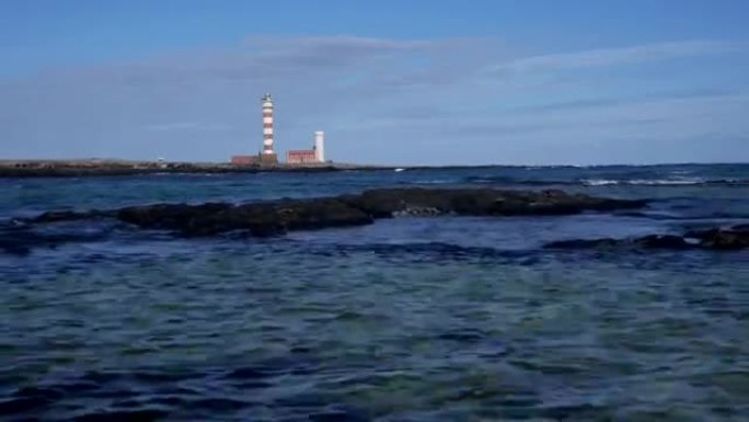 空中: 飞越海面向灯塔飞去