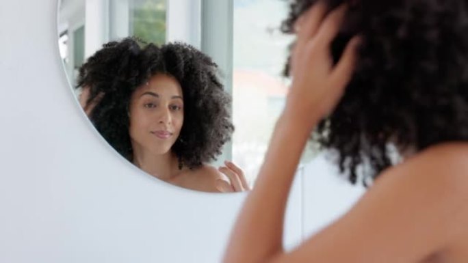 护发，美容和女人，在浴室里有一个黑人，为在家里的一天做准备。波多黎各的自我护理、健康和女孩，美丽、健