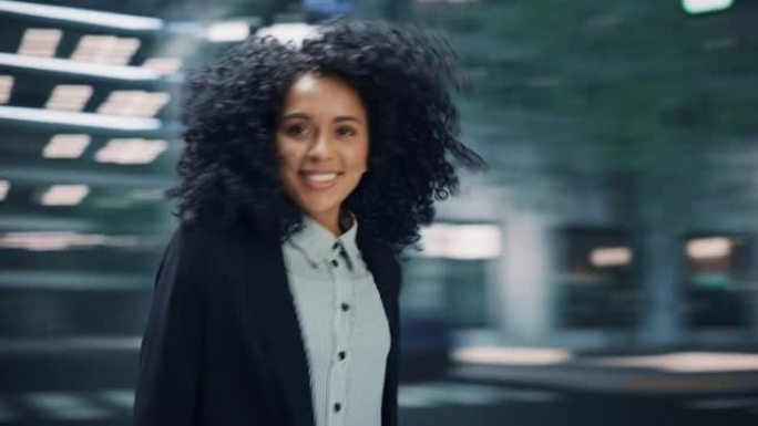 360度街拍: 快乐快乐的年轻黑人女子在街上跳舞。非洲裔美国女孩，时尚的非洲头发玩得开心，快乐地表达