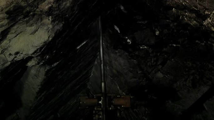 地下煤矿的凿岩机，在阿根廷巴塔哥尼亚煤矿内的岩石表面工作的重型机械。