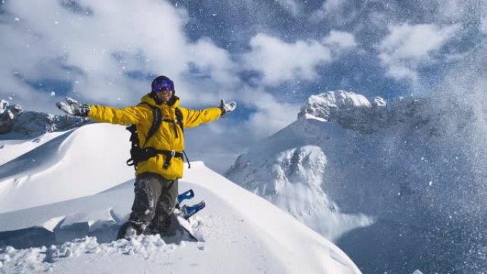 在一个阳光明媚的冬日，滑雪者站在雪山顶上，向空中扔雪，充满欢乐
