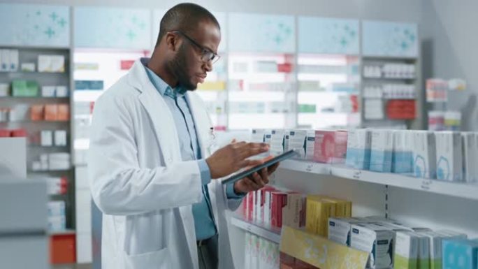 药房: 专业黑药剂师的肖像使用数字平板电脑，检查库存的药品，药物，维生素在一个架子上。药店商店安排保