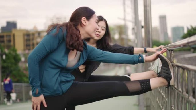 两名亚洲体育女性在城市一起锻炼