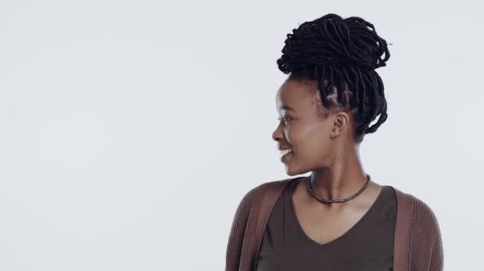 4k视频片段，一名年轻女子站在工作室的白色背景下看着促销活动