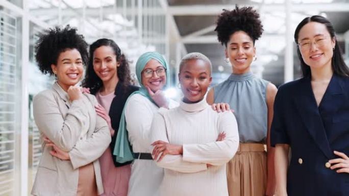 创意营销初创公司人力资源部的企业女性、授权和微笑团队肖像。人力资源办公室的团队合作、多样性和自信的快