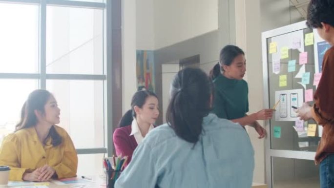 亚洲青年创意小组会议头脑风暴想法进行业务演示想法移动应用软件设计项目现代办公室的同事。