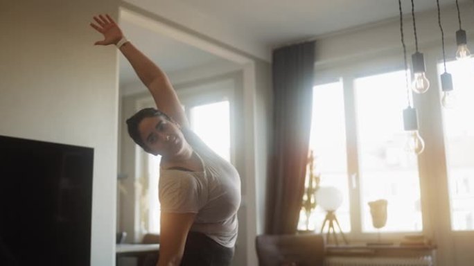 女人在家锻炼瑜伽健康养生身体舒展居家运动