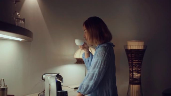 女人早上使用咖啡机