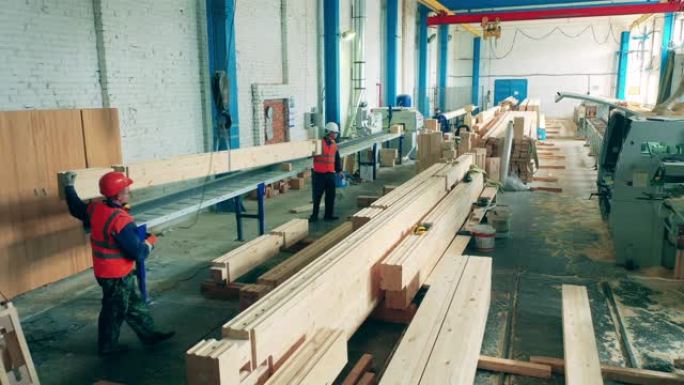 工程师在工厂用木材工作，堆放木材。