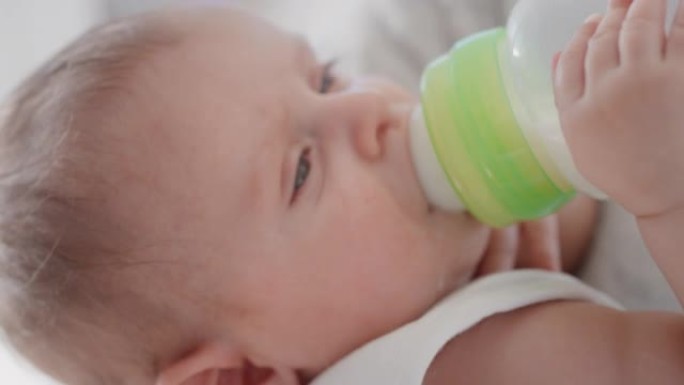 母亲用奶瓶喂养婴儿饮用爱妈妈在家照顾婴儿母亲责任4k