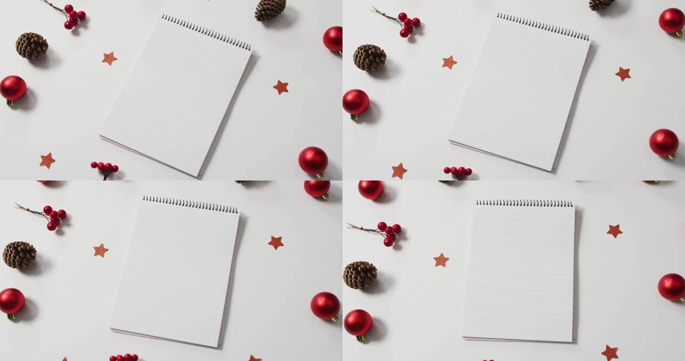 白色背景上带有笔记本的红色圣诞装饰品视频