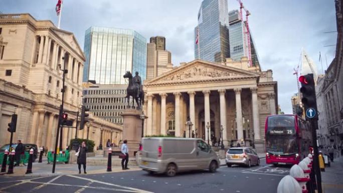 英国伦敦市中心银行站附近的社会证券交易所和英格兰银行拥挤的人群和交通的时间推移