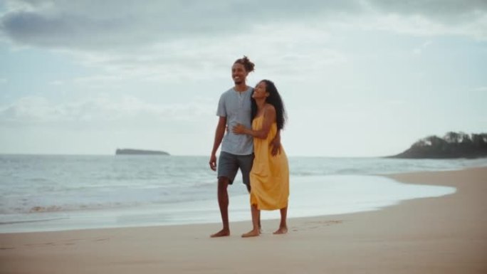 海滩上快乐的年轻黑人夫妇