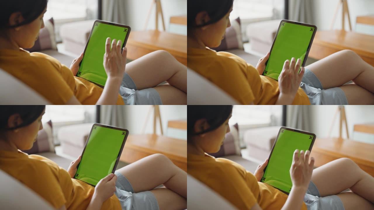 使用数字平板电脑绿屏的女人