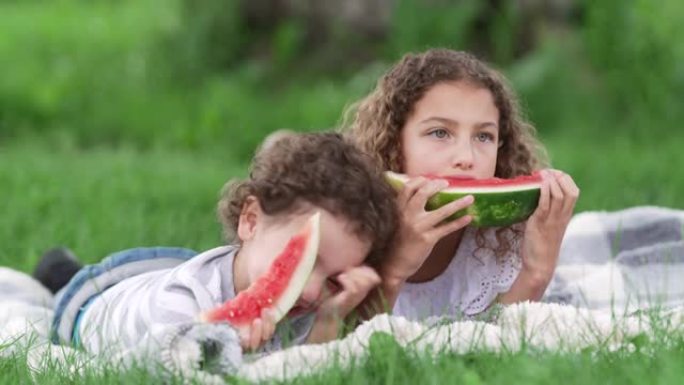 孩子们吃西瓜