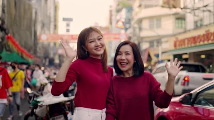 快乐的亚洲家庭在中国市场度过长周末。