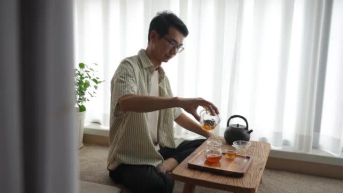 男人在家泡茶女人在家喝中国茶倒茶笔记本电