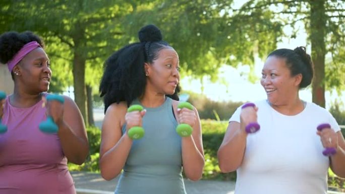 三名多种族妇女在城市公园锻炼，说话