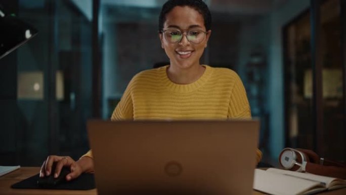 在繁忙的创意办公环境中，年轻的西班牙裔营销专家在笔记本电脑上工作。美丽多样的多民族女性项目经理正在浏