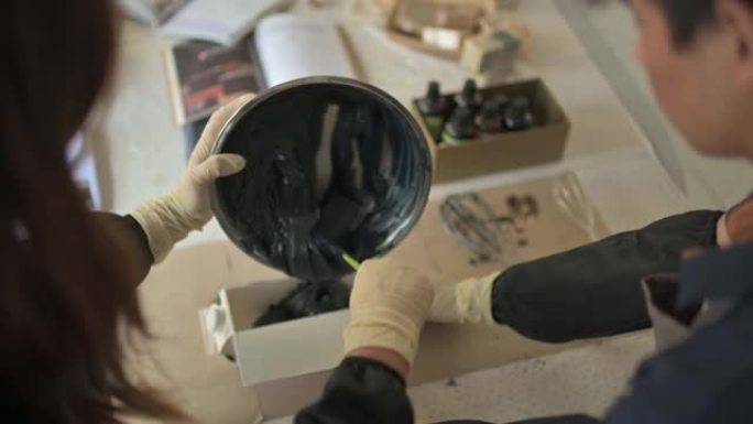 亚洲中国十几岁的男孩从女艺术家那里学习肥皂制作过程