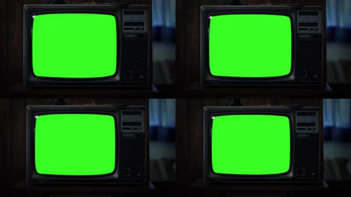 黑暗房间里有绿屏的旧电视机。特写。缩小。4k分辨率。