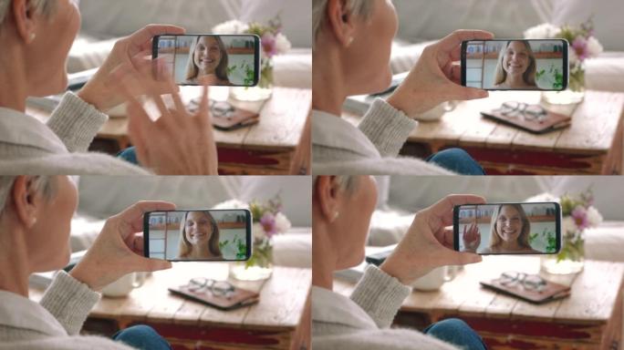 祖母和女人在客厅用智能手机屏幕进行视频通话。退休潮中的老年人或老年人您好或在虚拟变焦通信中聊天，以实