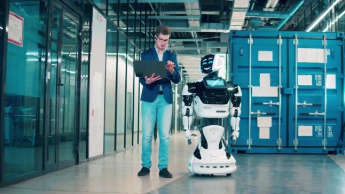 商人在走路时与机器人现代机器人聊天