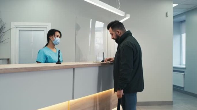 男性患者在诊所接待时签订合同