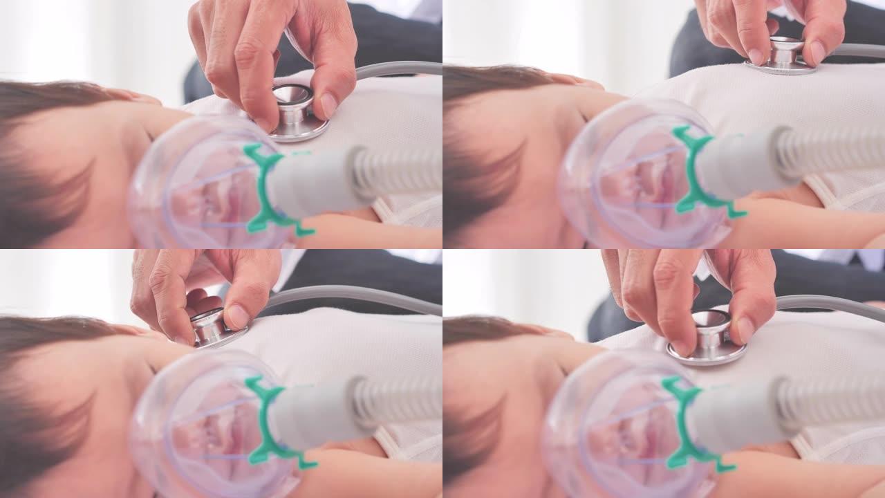 亚洲小男孩生病戴吸入器口罩和医生检查心脏给孩子预防流行病，睡觉的婴儿的手在床上的母亲的手。