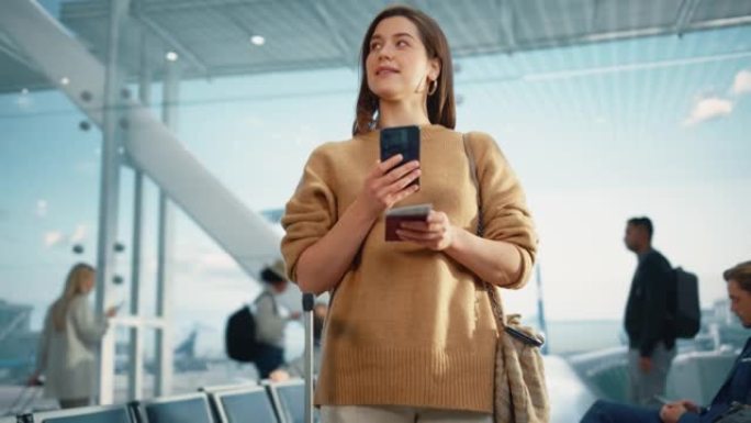 机场航站楼: 快乐旅行的白人妇女在登机口等待登机，使用移动智能手机，在互联网上检查旅行目的地。航空枢