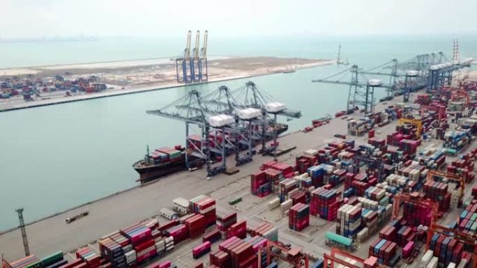 工业港国际航运货物与集装箱装船的鸟瞰图